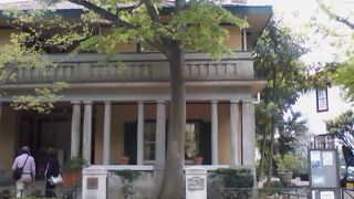 山手大通り沿いの洋館の一つ