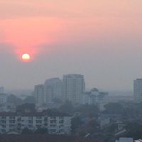 ベランダから見た朝日が真っ赤でとても綺麗でした