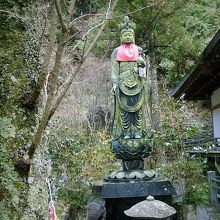 本堂横の十一面観音像