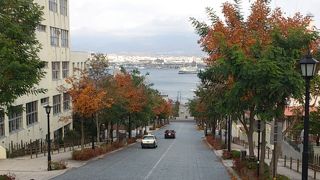 真っ直ぐに伸びる坂道