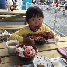 自分で海鮮丼作って満足