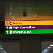 飛行機を降りたら、紫色のフライトコネクション表示に従って進み