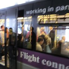 ターミナル3の出口まで来たらバスに乗ります