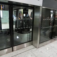 案内表示のままに電車に乗車