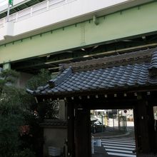 御門の上の高速道路