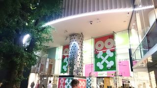 若者の街の中心的モール