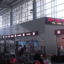 免税品受取カウンター