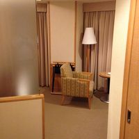 ドアを開けて入ったところ。左のガラスの向こう側がベッド