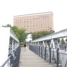 ナビオスの向こう側に赤レンガ倉庫