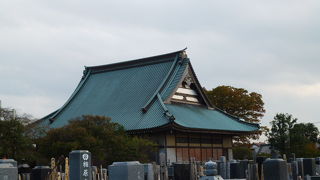 墓地越しに見える大きな屋根