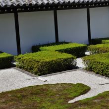 隣にある庭園も素敵な表情を見せてくれるのでここでのんびり！