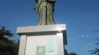 隅田川沿いの墨田区役所の敷地内に幕末の雄「勝海舟」