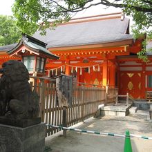 アジア系の観光客が沢山参拝してます