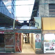 市場の出口、反対側の入り口