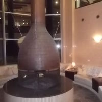 暖炉の周りでくつろぐことができます。