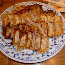 定番の餃子！小ぶりでしょう？