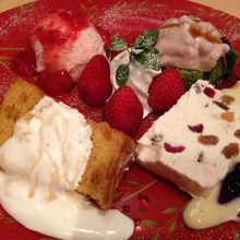 お誕生日サービスのデザート。