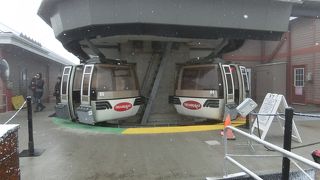 875mのトランプラン山山頂に行く有料のゴンドラです