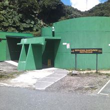 公園内駐車場には立派な公衆トイレもありました