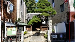 旧東海道沿い　ビルに挟まれた小さなお寺！