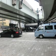 車の間の黒い点が道しるべ