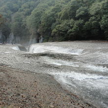 滝の近くまで寄って観ることができます