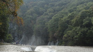 一見の価値はある趣を異にする滝です。