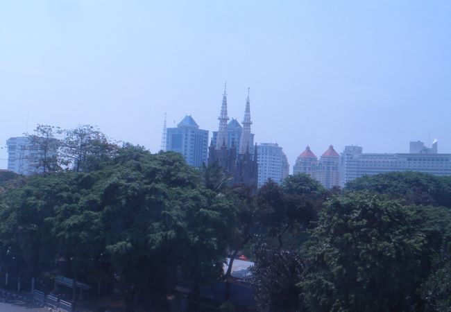 大きな教会堂とモスク