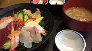 生け簀もある大型レストラン