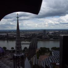 塔の上の飾りの間から