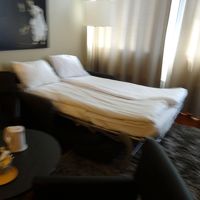 同じくブレてますがジュニアスイートのリビング側