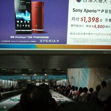 高架駅ホームから地下駅ホームへ一直線！