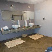 洗面所、右側奥がトイレ、左側がシャワールーム
