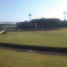 外野側から見た野球場の様子