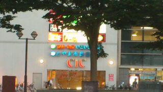 商業ビルかな。