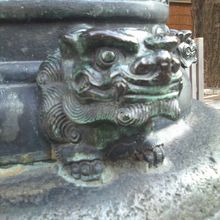銅鳥居の根元の獅子の様子