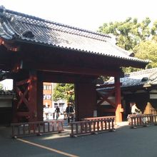 大学構内側から見た赤門の様子