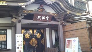 いかにも宝物殿、という入口の派手な装飾が印象に残りました