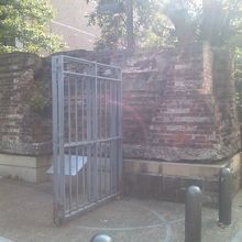 昔ながらの煉瓦構造が残された懐徳門の様子