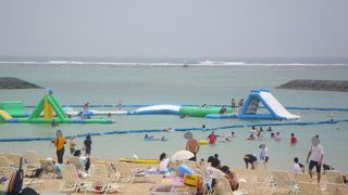 遊具のあるビーチ