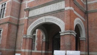 レンガ造りの立派な建物