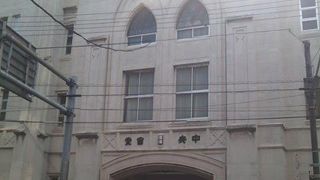 通沿いで存在感を示す教会でした