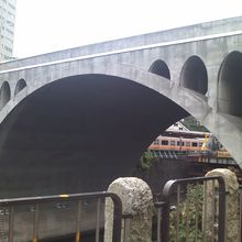 下から見るとこんな美しいデザインの橋になっています