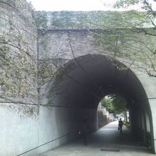 橋下の通路（歩行者用）の様子