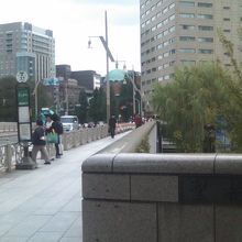 上部を通過すると普通の道のような橋です