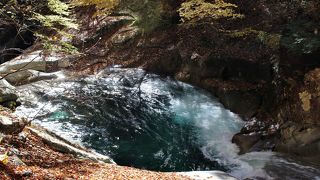 西沢渓谷の三段に流れ落ちる滝