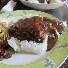 良い感じに焦げた香りがたまらないカレーライス。