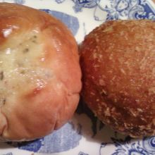 コロッケパンとカレーパン。