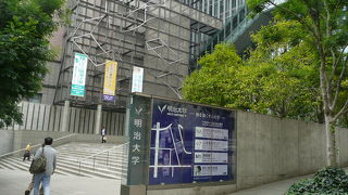 都会にあって大きな敷地を持つ大学です