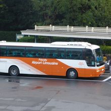 ランドのバス乗り場に停車しているリムジンバス